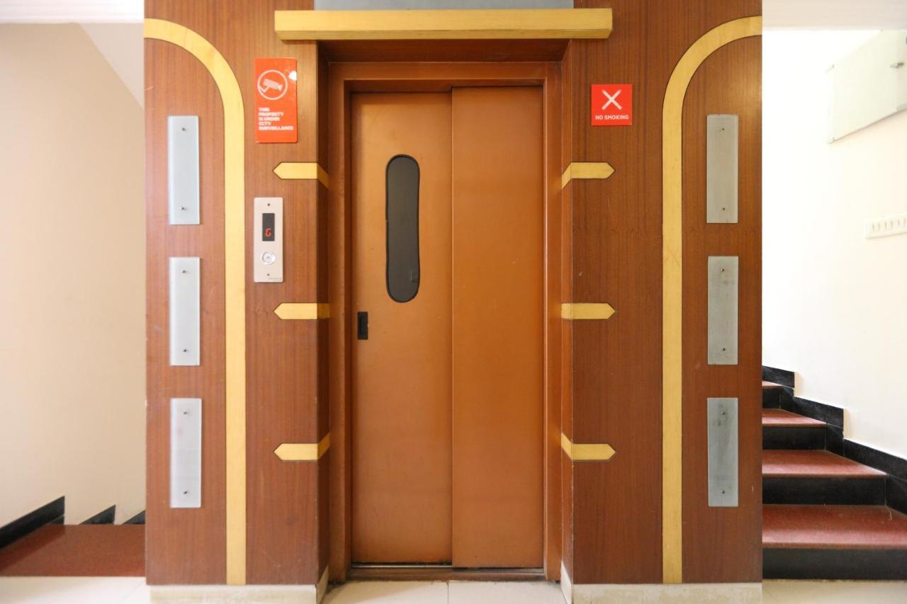 Oyo 15963 Manor