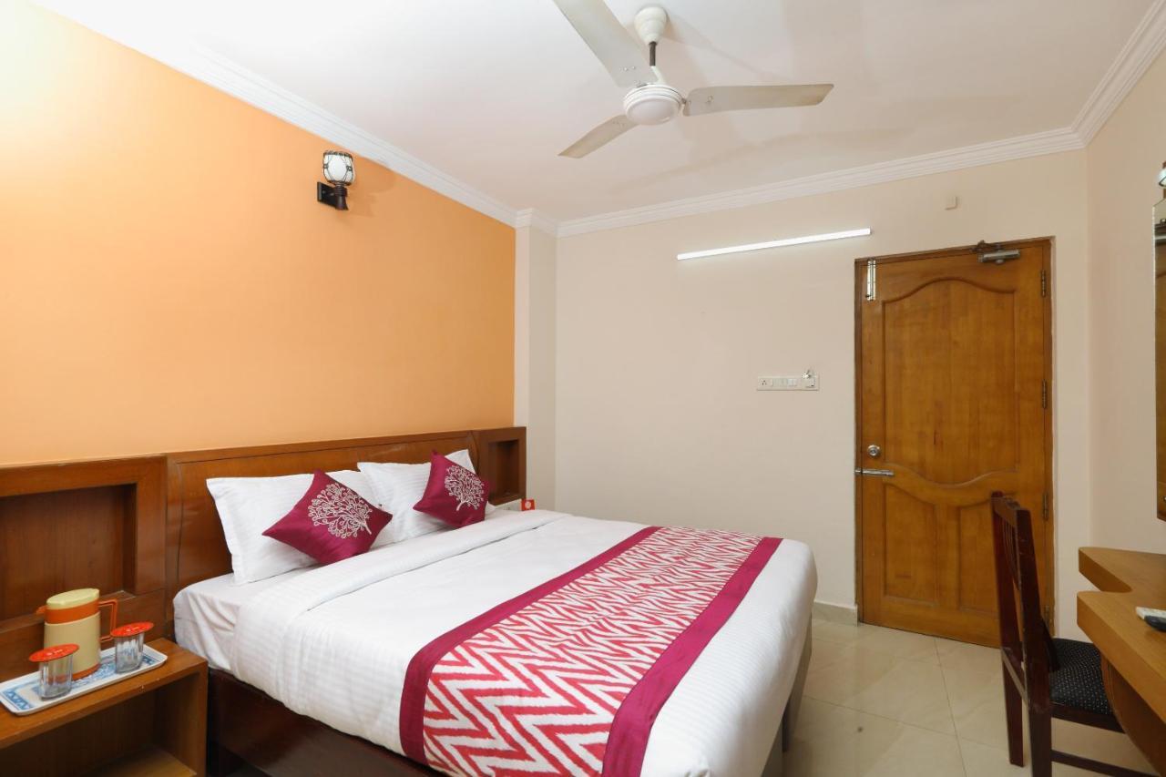 Oyo 15963 Manor Hotel